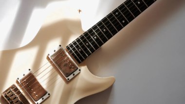 Elektro gitar kapanışı. Kopyalama alanı olan renk arkaplanı