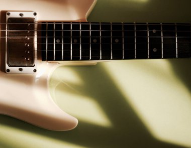 Elektro gitar kapanışı. Kopyalama alanı olan renk arkaplanı