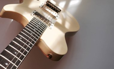 Elektro gitar kapanışı. Kopyalama alanı olan renk arkaplanı