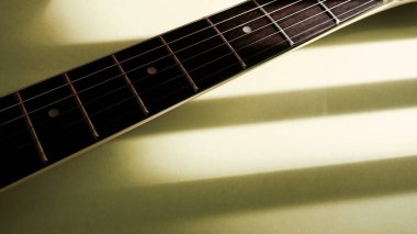Elektro gitar kapanışı. Kopyalama alanı olan renk arkaplanı