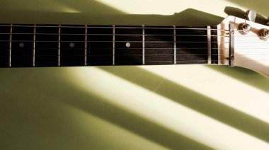 Elektro gitar kapanışı. Kopyalama alanı olan renk arkaplanı