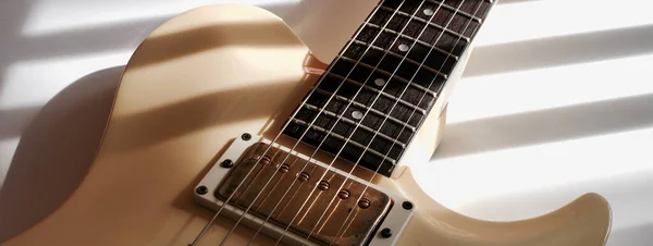 Closeup Guitarra Elétrica Fundo Cor Com Espaço Cópia — Fotografia de Stock