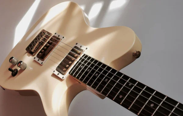 Closeup Guitarra Elétrica Fundo Cor Com Espaço Cópia — Fotografia de Stock