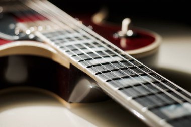 Kırmızı şarap elektro gitar yakın plan. koyu arkaplan