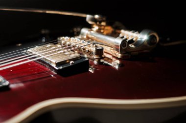 Kırmızı şarap elektro gitar yakın plan. koyu arkaplan
