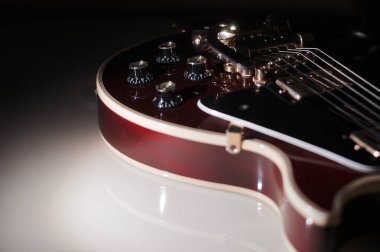 Kırmızı şarap elektro gitar yakın plan. koyu arkaplan