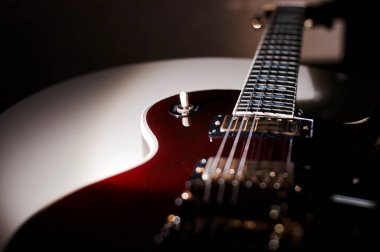 Kırmızı şarap elektro gitar yakın plan. koyu arkaplan