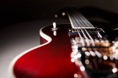 Kırmızı şarap elektro gitar yakın plan. koyu arkaplan