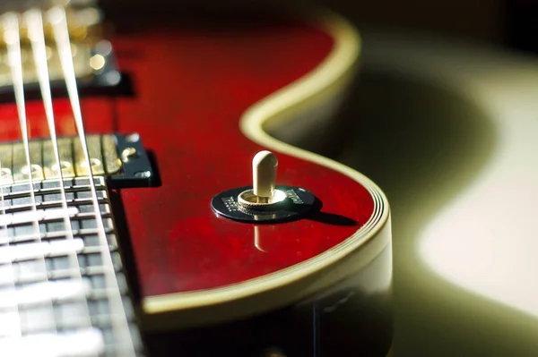 Vino Tinto Eléctrico Guitarra Primer Plano Fondo Oscuro — Foto de Stock