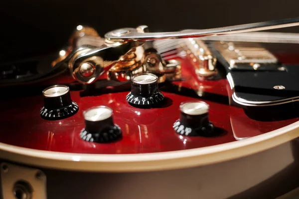 Kırmızı Şarap Elektro Gitar Yakın Plan Koyu Arkaplan — Stok fotoğraf