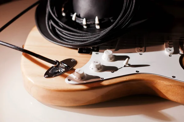 エレキギタークローズアップとブラックカウボーイハット — ストック写真