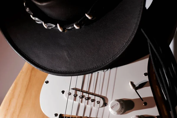 Guitarra Eléctrica Primer Plano Sombrero Vaquero Negro — Foto de Stock