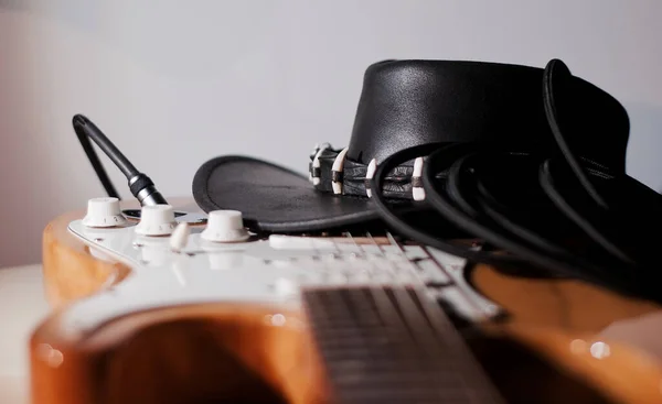 Guitarra Eléctrica Primer Plano Sombrero Vaquero Negro — Foto de Stock
