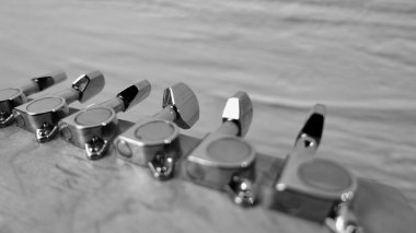 Elektro gitar başlığı kapanıyor. Boşluğu kopyala