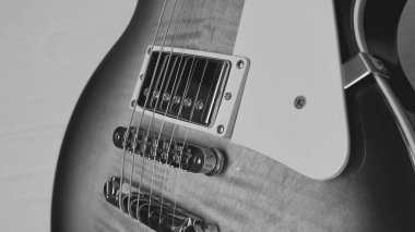  Elektro gitar kapanışı. Uzayı kopyala Siyah ve beyaz                            