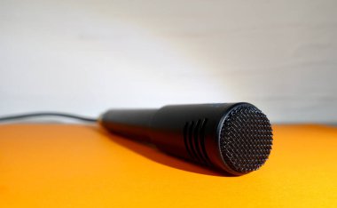 Profesyonel stüdyo mikrofonu. Yeşil arkaplan. Boşluğu kopyala