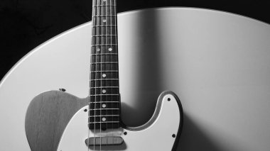 Klasik elektro gitar. Kopyalama alanı olan beyaz arkaplan 