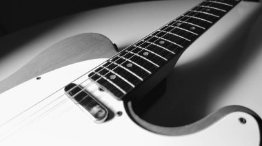 Elektro gitar kapanışı. Kopyalama alanı olan beyaz arkaplan. siyah ve beyaz 