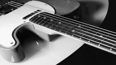 Elektro gitar kapanışı. Kopyalama alanı olan beyaz arkaplan. siyah ve beyaz 