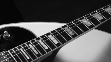 Elektro gitar kapanışı. Kopyalama alanı olan beyaz arkaplan. siyah ve beyaz 