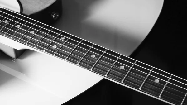 エレキギターを閉めろ コピースペース付きの白い背景 黒と白 — ストック写真