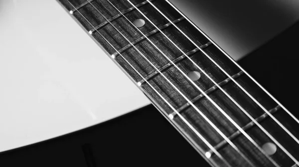 Zbliżenie Gitary Elektrycznej Białe Tło Przestrzenią Kopiowania Czarno Białe — Zdjęcie stockowe