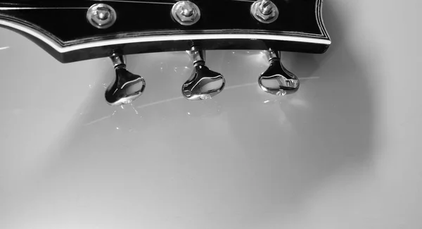 Cabeçote Guitarra Elétrica Close Fundo Branco Com Espaço Cópia Preto — Fotografia de Stock