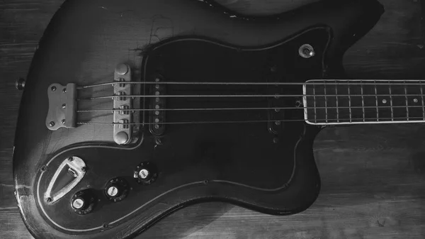 Eski Bas Gitarın Yakın Çekimi Siyah Beyaz — Stok fotoğraf