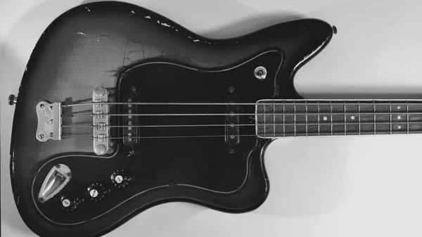 古いベースギターのクローズ 黒と白 — ストック写真