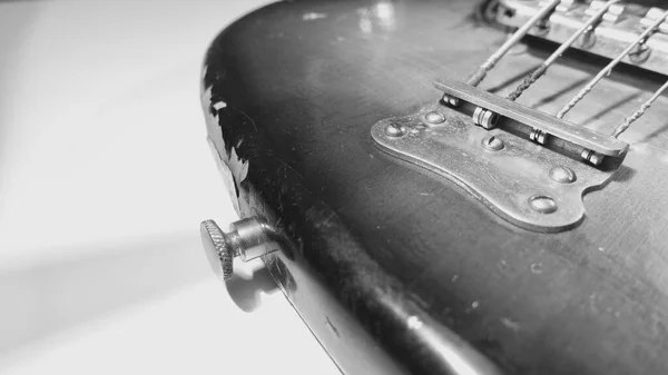 Fechar Guitarra Baixo Velho Preto Branco — Fotografia de Stock