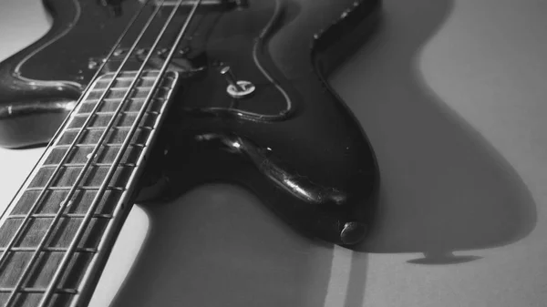 Zbliżenie Starej Gitary Basowej Czarno Białe — Zdjęcie stockowe