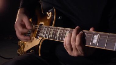 Gitarist elektro gitar çalar. Yavaş çekim 50p