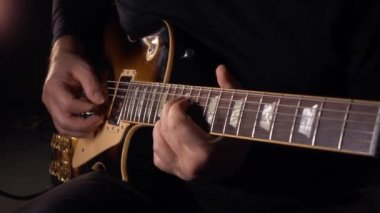 Gitarist elektro gitar çalar. Yavaş çekim 50p