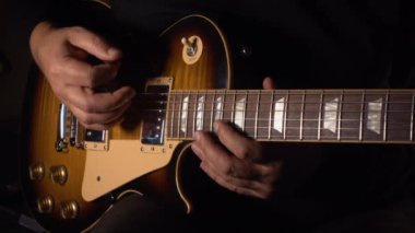 Gitarist elektro gitar çalar. Yavaş çekim 100p