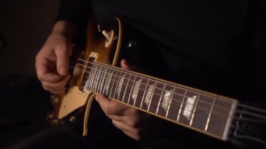 Gitarist elektro gitar çalar. Yavaş çekim 100p