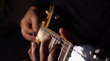 Gitarist elektro gitar çalar. Yavaş çekim 100p