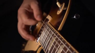 Gitarist elektro gitar çalar. Yavaş çekim 100p