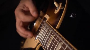 Gitarist elektro gitar çalar. Yavaş çekim 50p