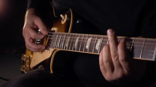 Guitarrista Toca Guitarra Eléctrica Movimiento Lento 100P — Vídeos de Stock