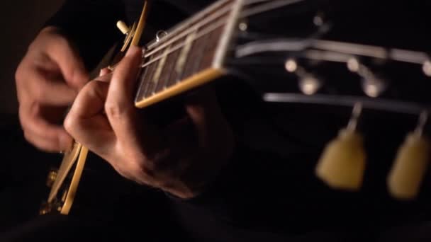 Guitarrista Toca Guitarra Eléctrica Movimiento Lento 100P — Vídeo de stock
