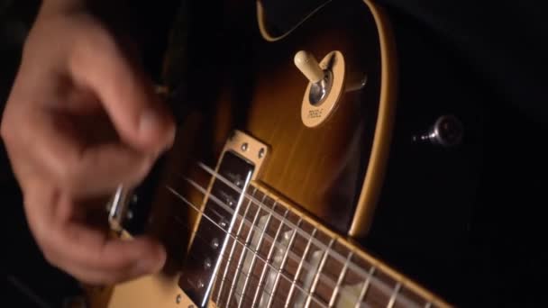 Guitarrista Toca Guitarra Elétrica Movimento Lento 100P — Vídeo de Stock