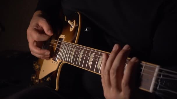 Guitariste Joue Guitare Électrique Mouvement Lent 50P — Video