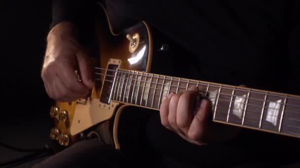 Guitarrista Toca Guitarra Eléctrica Movimiento Lento 100P — Vídeos de Stock