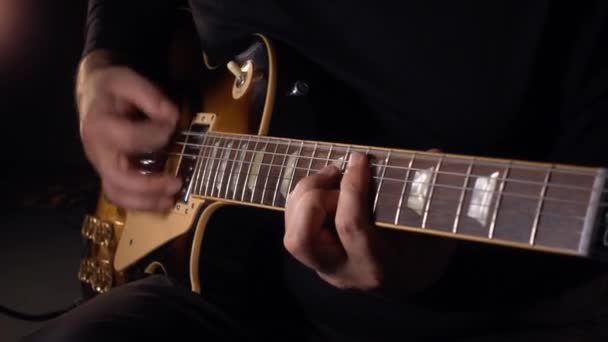 Guitarrista Toca Guitarra Eléctrica — Vídeos de Stock