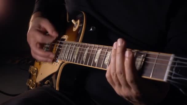 Гитарист Играет Электрогитаре Медленное Движение 50P — стоковое видео