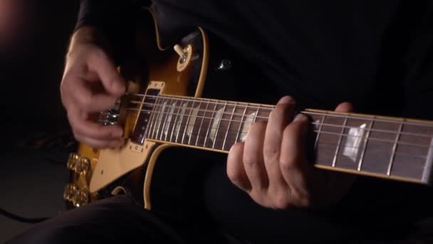 Gitarrist Spielt Gitarre Zeitlupe 100P — Stockvideo