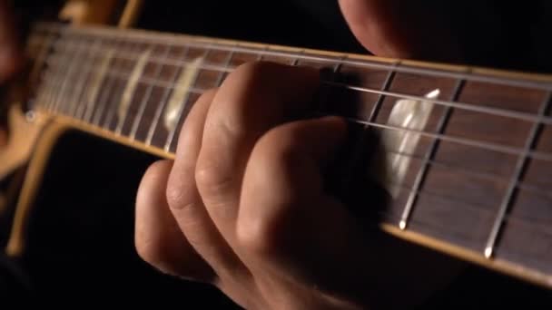 Гитарист Играет Электрогитаре — стоковое видео