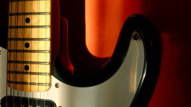 Elektro gitar kapanışı. Renk arkaplanı 