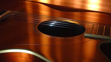 Elektro gitar başlığı kapanıyor. Renk arkaplanı