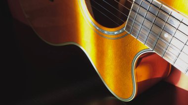 Elektro gitar başlığı kapanıyor. Renk arkaplanı